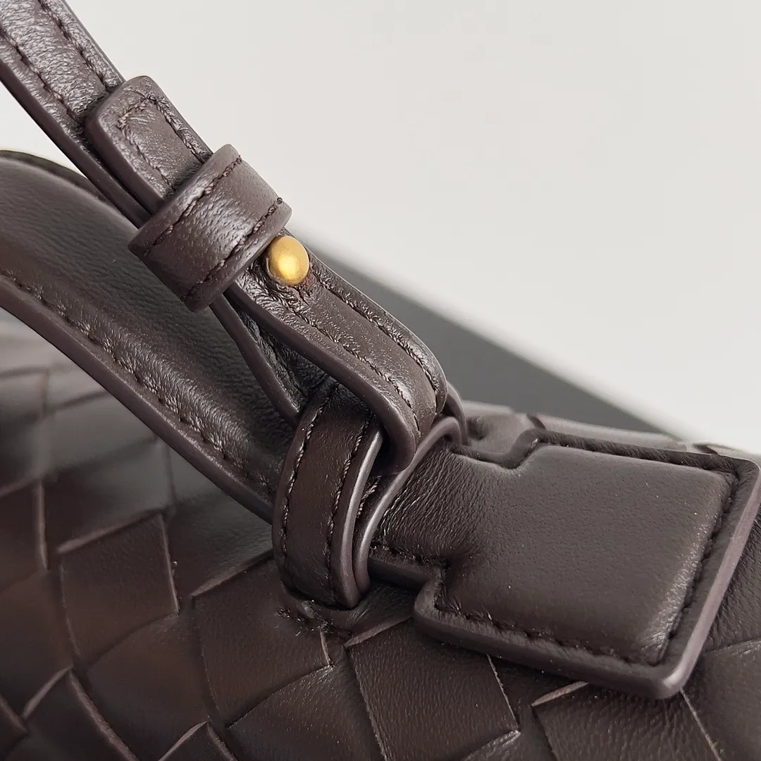 Batch 1360 Bottega Veneta 24 spring and summer woven zipper crossbody bag. A crossbody bag that can be used as a cosmetic bag. The exquisite weaving and compact body are an indispensable accessory for the upcoming summer. The double zipper also better protects the bag. It has a large capacity. If you like it, don’t miss it. Style number: 789109 Size: 22*12.5*5cm